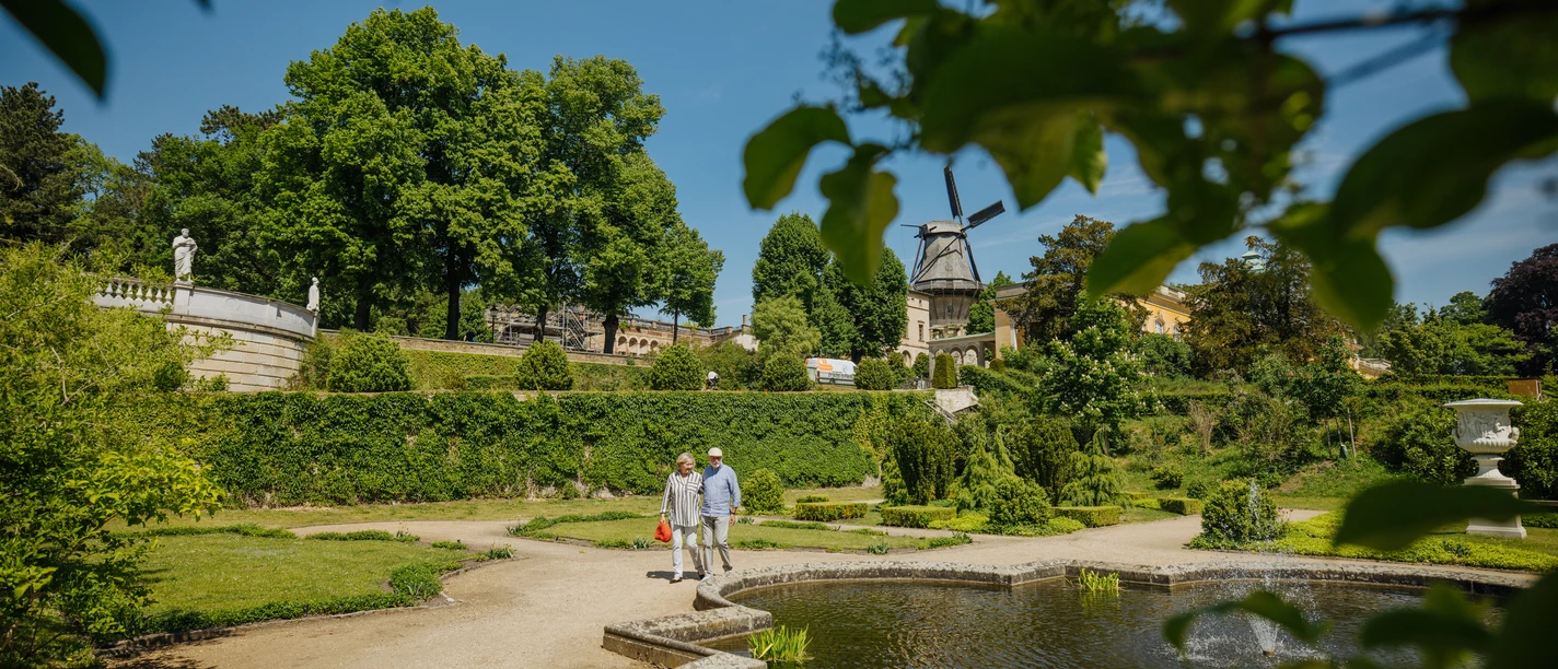 Sizilianischer Garten im Park Sanssouci 2 Personen spazieren durch den Sizilianischen Garten im Park Sanssouci
