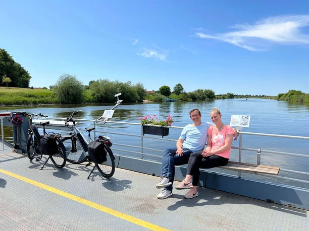 Cyklist på Weser-færgen nær Schweringen
