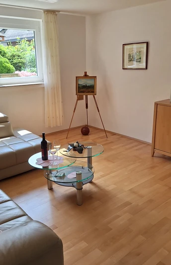 Wohnzimmer Fenster Staffelei.jpeg