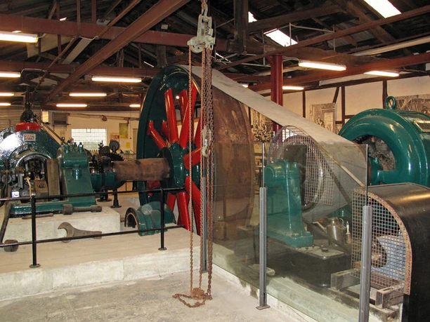 Industriemuseum - Halle mit Dampfmaschine