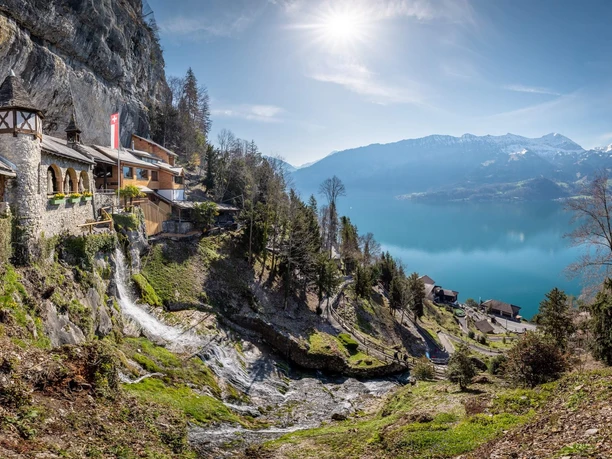 st.-beatus-hoehlen-gebaeude-aussen-wasserfall-gelaende-thunersee.jpg