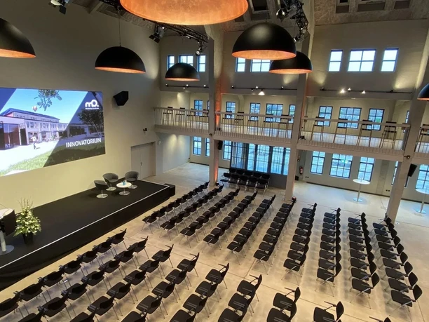 Seitlicher Blick von der Empore auf die Bühne INNOVATORIUM