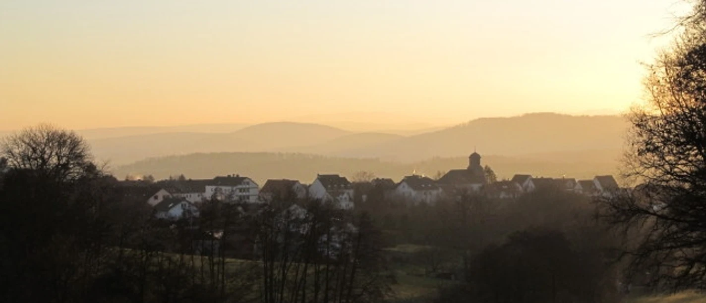 Abendlicher Blick auf Niedensteiner Kirche