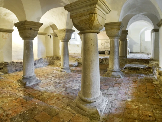 Blick in die Krypta der Kirche Steinbogenkrypta mit Rundsäulen und Ziegelboden unter der St.-Ulrichs-Kirche in Rastede.