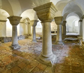 Steinbogenkrypta mit Rundsäulen und Ziegelboden unter der St.-Ulrichs-Kirche in Rastede.