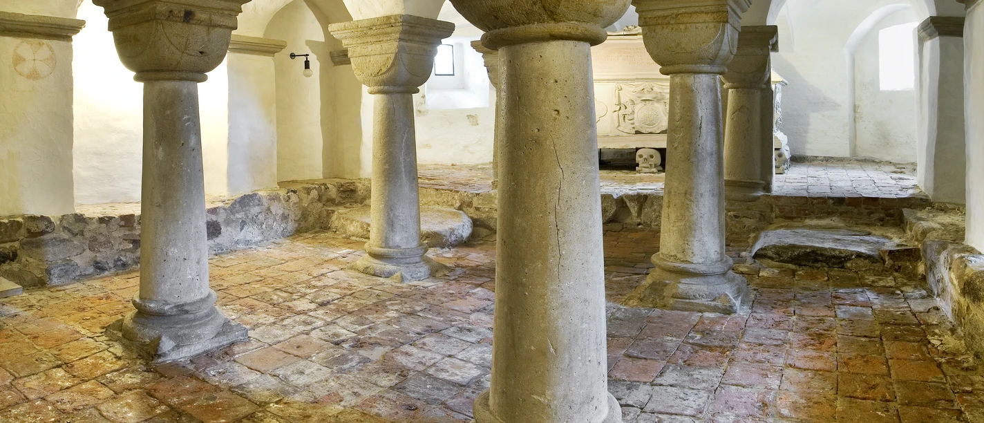 Steinbogenkrypta mit Rundsäulen und Ziegelboden unter der St.-Ulrichs-Kirche in Rastede.