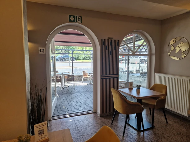 Eiscafé Paradiso - große Terrasse