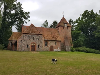 Fieldstone church of Peter and Paul in Thomasburg Feldsteinkirche Peter und Paul in ThomasburgFieldstone church of Peter and Paul in ThomasburgÉglise en pierre de taille Pierre et Paul à ThomasburgVeldstenen kerk van Petrus en Paulus in ThomasburgPeter og Pauls feltstenskirke i Thomasburg