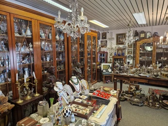 Viel Schönes im Laden Antik