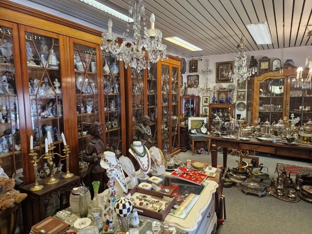 Viel Schönes im Laden Antik