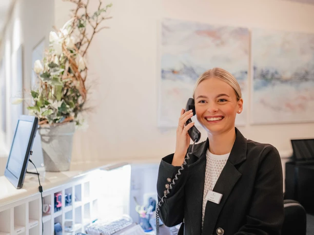 Hotel "Der Seehof" Auszubildende an der Rezeption