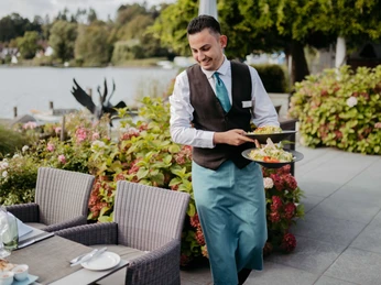 Hotel "Der Seehof" Auszubildender auf der Terrasse