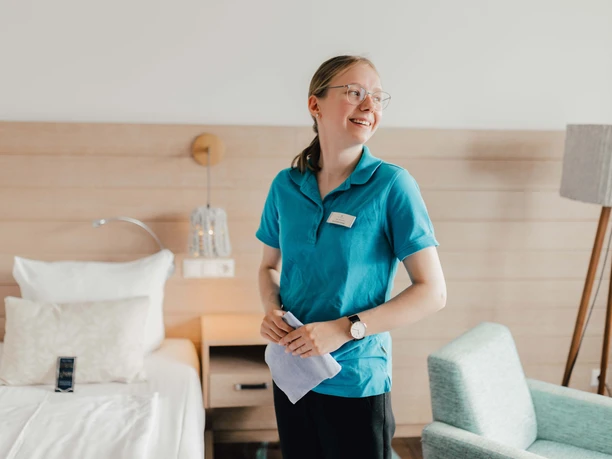 Hotel "Der Seehof" Auszubildende im Hotelzimmer