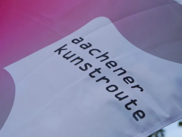 Nahaufnahme einer Fahne mit dem Aufdruck "kunstroute".