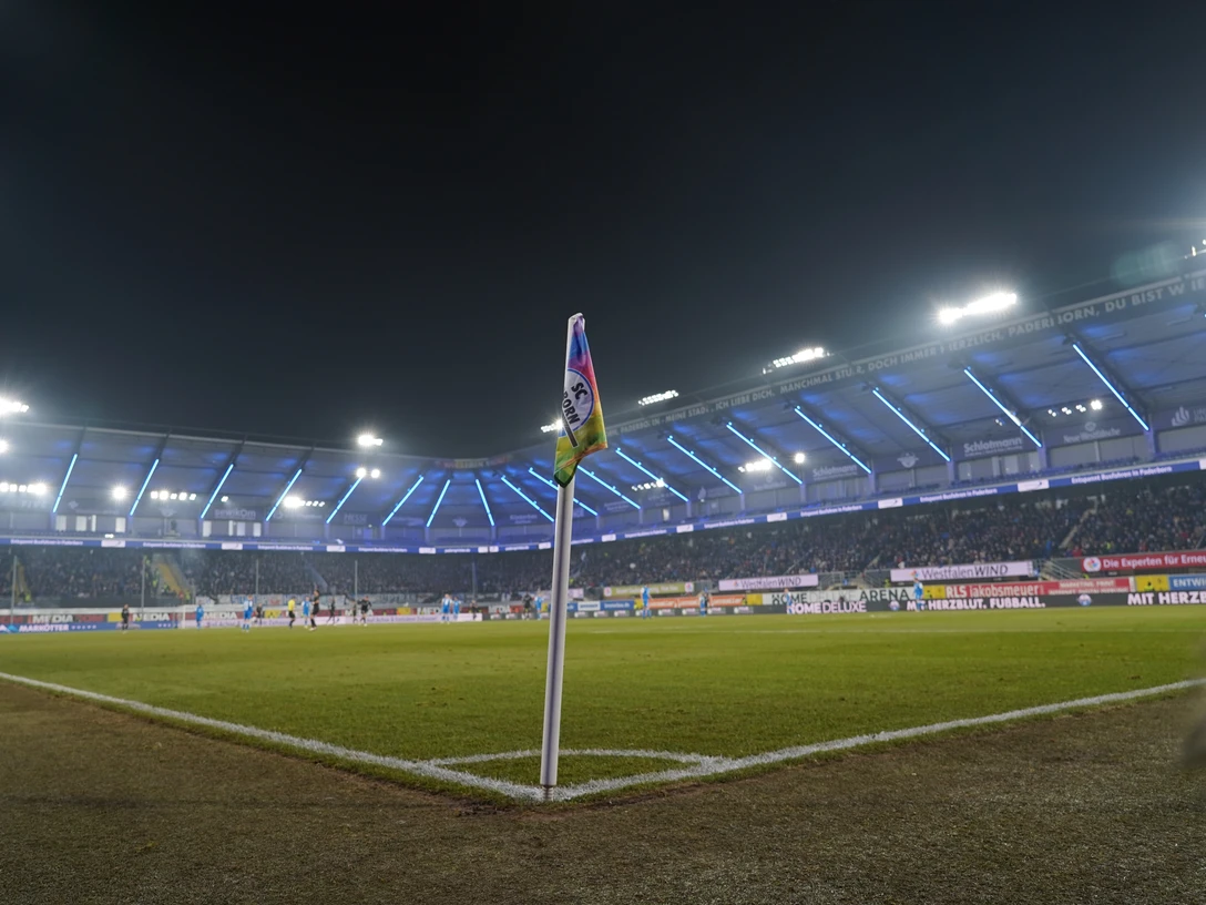 MB_Home_Deluxe_Arena-03626.jpg Ein gut beleuchtetes Fußballstadion in abendlicher Atmosphäre mit Stadionleuchten und Zuschauerrängen.