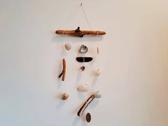 Ein Mobile aus Strandfunden