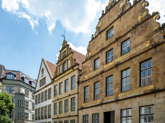 Häuserfassaden Alter Markt Bielefeld Historische Häuserfassaden in Osnabrück unter blauem Himmel mit Wolken und dekorativen Giebeln.