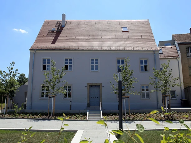 11 - Ringelnatz-Geburtshaus - Foto Andreas Schmidt.jpg Geburtshaus von Joachim Ringelnatz in Wurzen, ein schlichtes zweistöckiges Gebäude mit Garten.