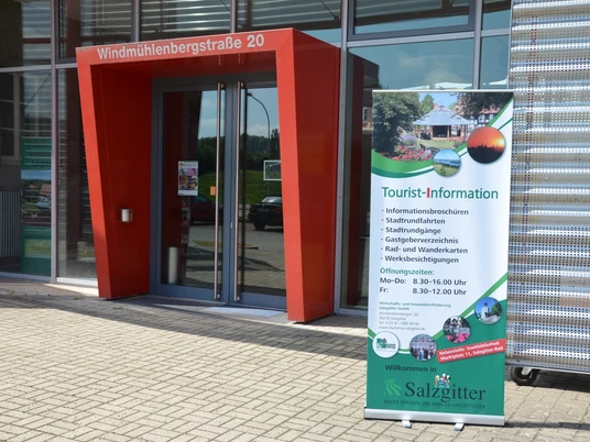 Eingangsbereich Tourist-Information Salzgitter-Bad, Hauptstelle bei der Wirtschafts- und Innovationsförderung Salzgitter GmbH