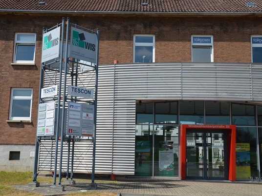Außenansicht Wirtschafts- und Innovationsförderung Salzgitter GmbH mit Zugang zur Tourist-Information