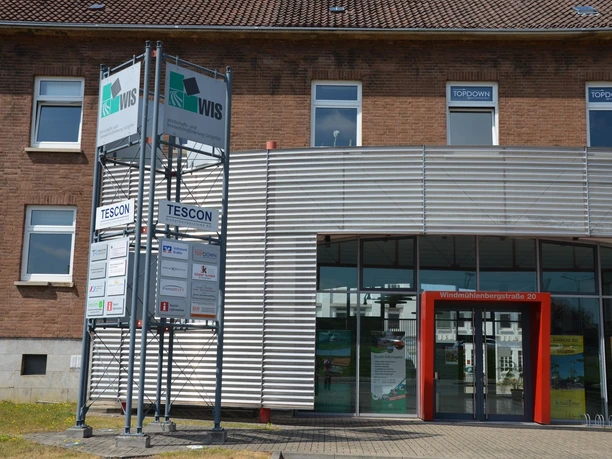 Außenansicht Wirtschafts- und Innovationsförderung Salzgitter GmbH mit Zugang zur Tourist-Information