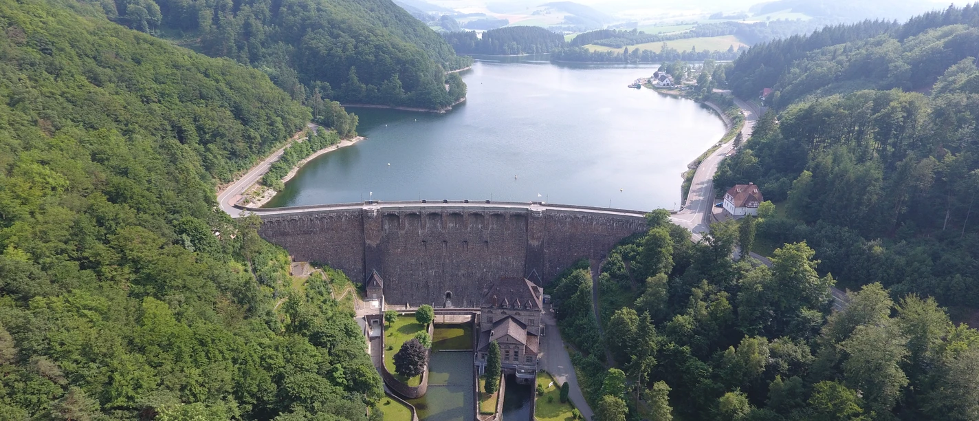 Staumauer - Leander Becker.JPG