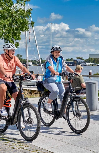 Radeln an der Schleuse Brunsbüttel