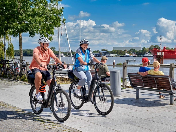 Radeln an der Schleuse Brunsbüttel