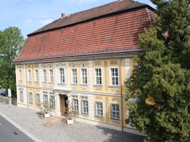 Zdjęcie przedstawia widok z przodu barokowego domku myśliwskiego.