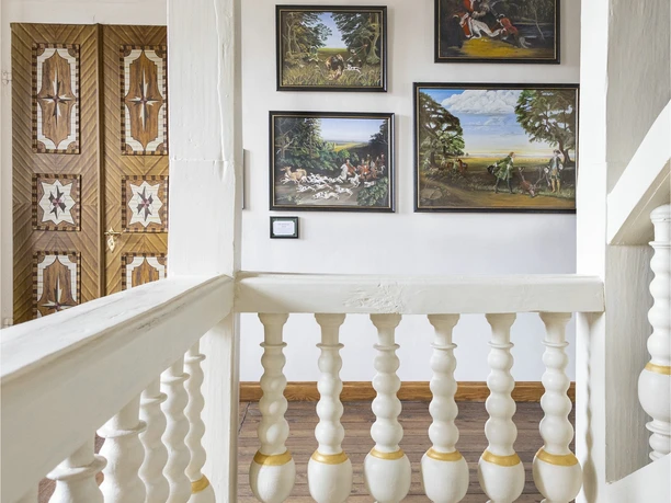 L'image montre l'intérieur blanc lumineux du pavillon de chasse de Kössern.