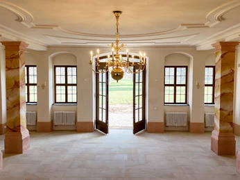 Jagdhaus Kössern - Tür zum Barockgarten Das Bild zeigt den hinteren Saal im Erdgeschoss des Jagdhauses mit der Tür zum Garten.The picture shows the rear hall on the ground floor of the hunting château with the door to the garden.Na obrázku je zadní hala v přízemí loveckého zámečku s dveřmi do zahrady.Zdjęcie przedstawia tylny hol na parterze domku myśliwskiego z drzwiami do ogrodu.De foto toont de achterste hal op de begane grond van het jachthuis met de deur naar de tuin.L'immagine mostra la sala posteriore al piano terra della casa di caccia con la porta sul giardino.