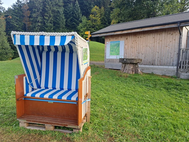 Strandkörbe über dem Nebelmeer Menzberg