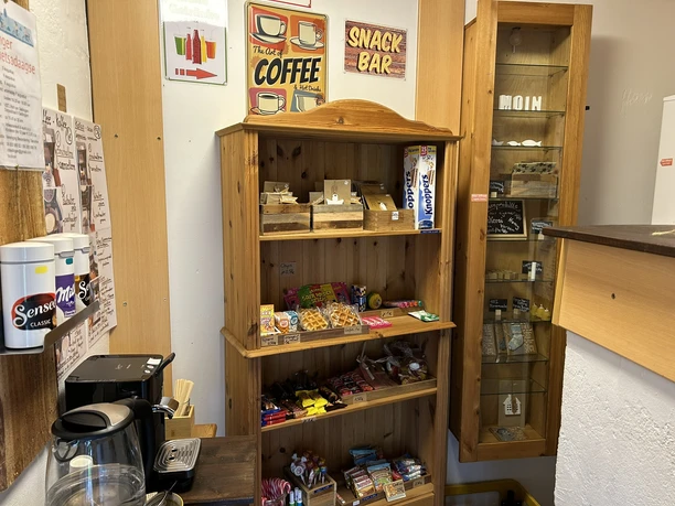 Moor Oase Kleiner Selbstbedienungskiosk mit Snacks, Süßwaren, Kaffeeautomat und regionalen Produkten.