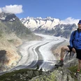 Wanderleiter Werner Salzmann am Grossen Aletschgletscher Wanderleiter Werner Salzmann am Grossen Aletschgletscher