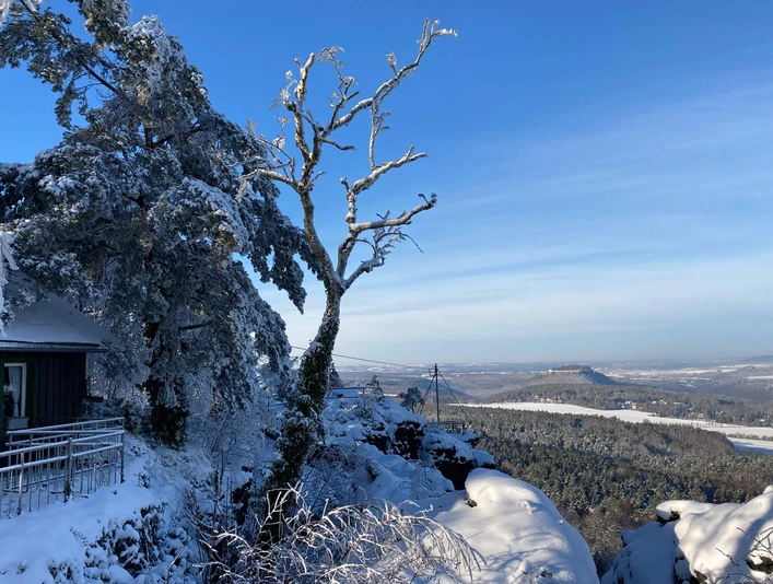 Aussicht vom Papststein Verschneite Landschaft mit Aussicht auf sanfte Hügel unter klarem, blauem Winterhimmel am Papststein.Snow-covered landscape with views of rolling hills under a clear, blue winter sky on the Papststein.Zasněžená krajina s výhledem na kopce pod jasnou modrou zimní oblohou na Papststeinu.Pokryty śniegiem krajobraz z widokiem na faliste wzgórza pod czystym, błękitnym zimowym niebem na Papststein.Besneeuwd landschap met uitzicht op glooiende heuvels onder een heldere, blauwe winterhemel op de Papststein.Paesaggio innevato con vista su dolci colline sotto un cielo invernale limpido e azzurro sul Papststein.