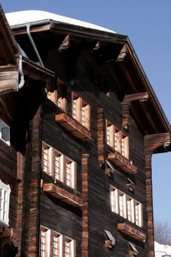 Sonnengebräunte Häuser im Bergdorf Niederwald