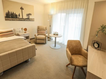 Pflegehotel Willingen Zimmerausschnitt.jpg