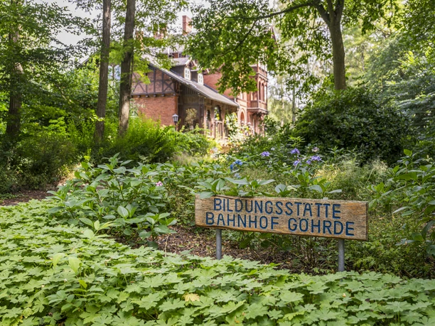 Station Göhrde - bekend als de "Kaiserbahnhof". Station Göhrde - bekend als de "Kaiserbahnhof".