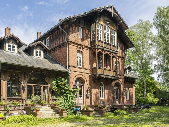 Station Göhrde - bekend als de "Kaiserbahnhof". Bahnhof Göhrde - genannt der "Kaiserbahnhof"Göhrde railway station - known as the "Kaiserbahnhof"Gare de Göhrde - surnommée la "gare impérialeStation Göhrde - bekend als de "Kaiserbahnhof".Göhrde jernbanestation - kendt som "Kaiserbahnhof"