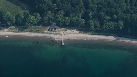 Fladbæk-Strand-med-badebro