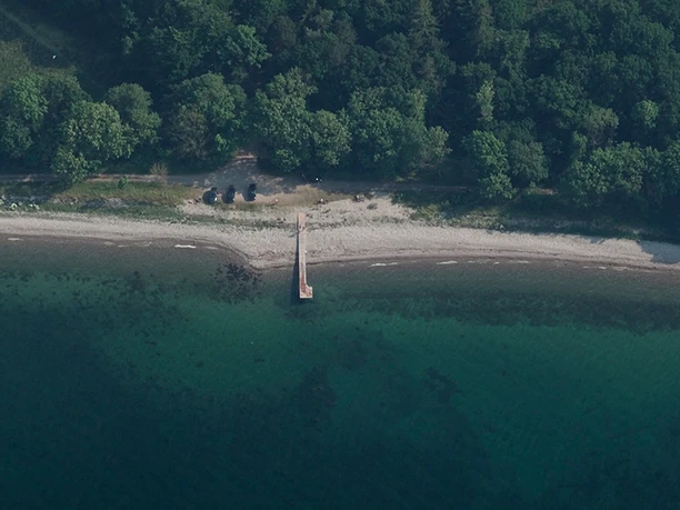 Fladbæk-Strand-med-badebro