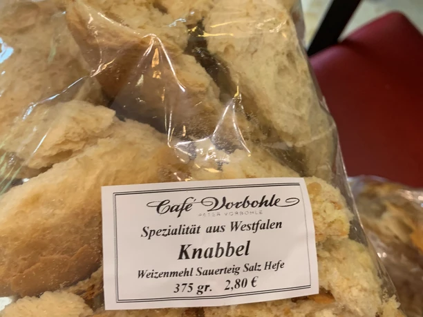 Knabbel.jpg Eine Tüte mit Westfälischer Knabbel-Spezialität, frisches Brot aus Weizen, Sauerteig und Hefe.