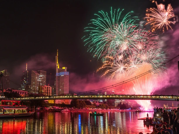 Museumsuferfest-Abschlussfeuerwerk-Frankfurt-Skyline-Holbeinsteg-Nacht