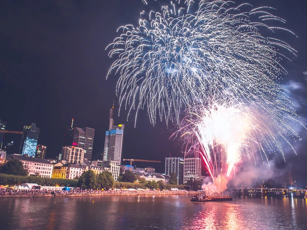 Museumsuferfest-Abschlussfeuerwerk-Frankfurt-Mainufer-Publikum-Skyline