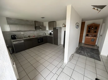 Küche Finca Bornrows Moderne Küche mit grauen Fliesen, Edelstahlgeräten, großen Schränken und angrenzendem Essbereich.