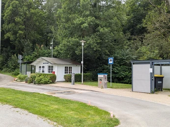 Infopavillon mit Ver- und Entsorgungsstation