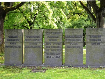 Erinnerungsstelen Ehrenfriedhof Jammertal in Salzgitter