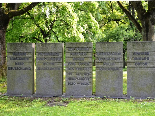 Erinnerungsstelen Ehrenfriedhof Jammertal in Salzgitter