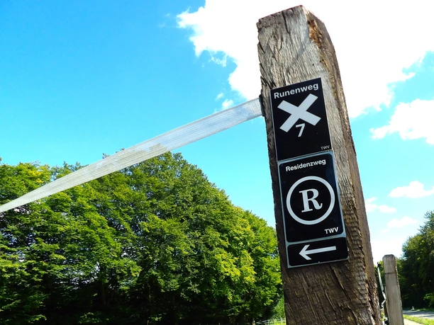 Detmold-Residenzweg2-Teutoburger Wald-LTM GmbH-Guido Röcken.JPG Holzpfosten trägt Schilder für Wanderwege im Teutoburger Wald, blauer Himmel, grüne Bäume im Hintergrund.