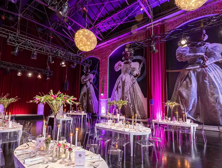 Schaeferstunde Coelln Stilvolle Dekoration auf Banketttischen in Location im Industrial LookStylish decoration on banquet tables in an industrial-style location